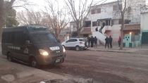 impresionante operativo para desalojar un departamento usurpado de las 1200 viviendas
