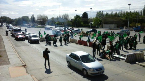 El corte del gremio ate produce caos vehícular en el ingreso al puente carretero Cipolletti-Neuquén.&nbsp;