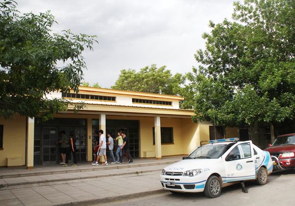 El Consejo de Educación separó al docente del CEM35