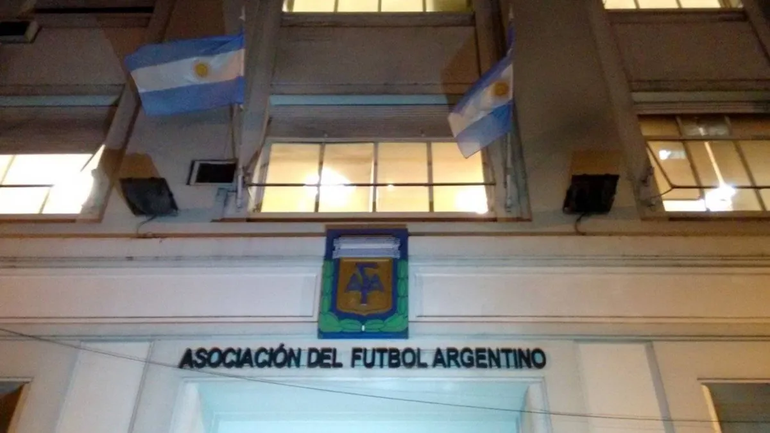 La Justicia Federal ordenó la suspensión de los artículos del Decreto de Necesidad y Urgencia (DNU)&nbsp;que permitían a los clubes de fútbol se transformen en Sociedades Anónimas Deportivas (SAD). Foto: LMN.