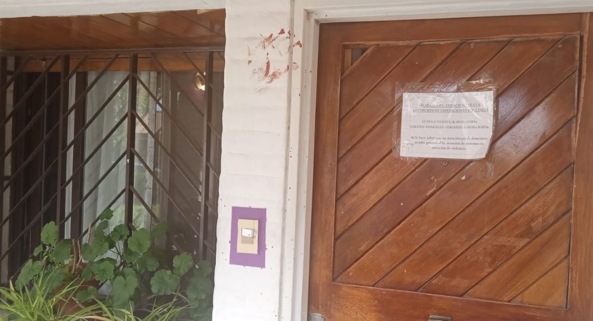 Manchas de sangre quedaron en la parte del acceso a la Comisaría de la Familia de Cipolletti, donde un joven le dio una puñalada al actual novio de su ex.&nbsp;