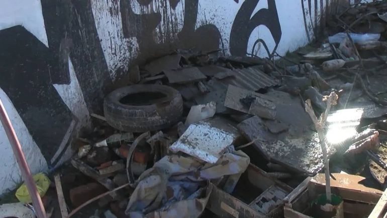 Aguas Rionegrinas encontró un basural en la cisterna de las 1200 Viviendas.
