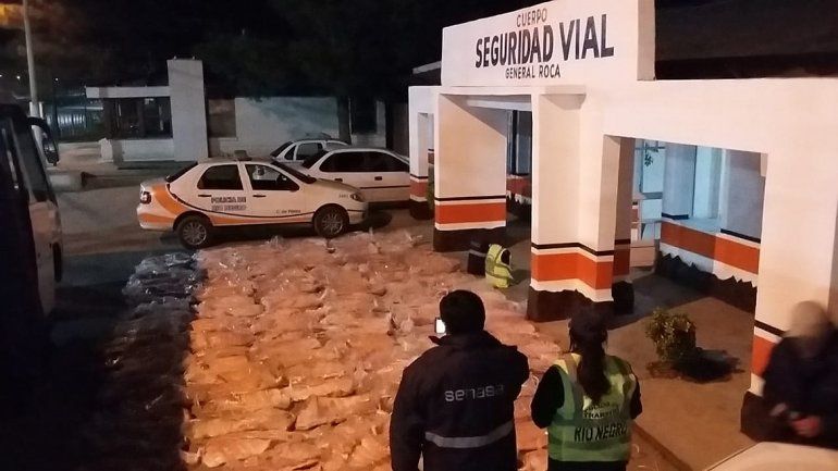 Decomisaron un enorme cargamento de carne escondido en un colectivo