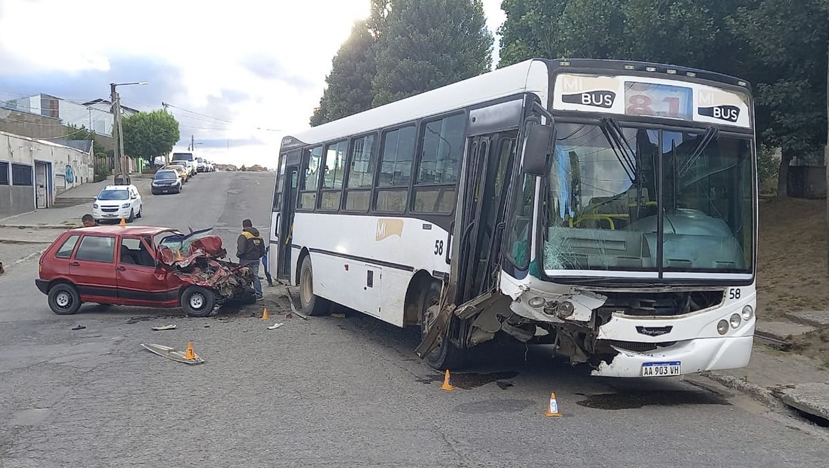 Un hombre alcoholizado se estrelló contra un colectivo de línea y sufrió fracturas