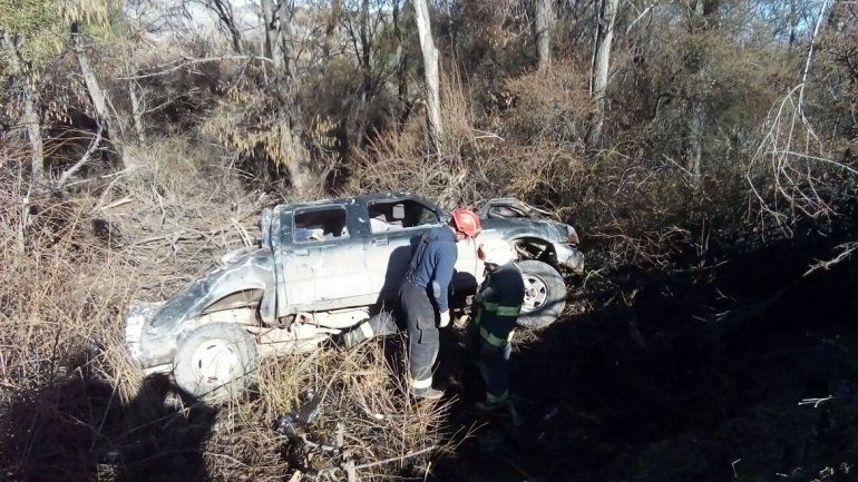 La camioneta cayó más de 50 metros por el barranco.