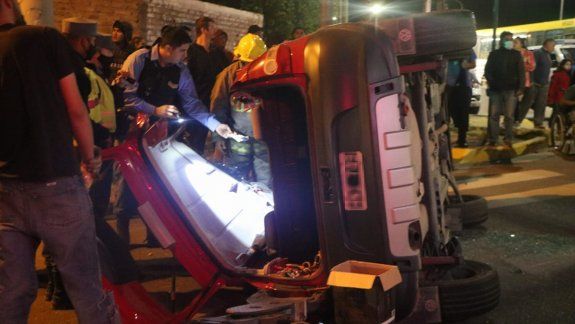 Un herido tras un impresionante vuelco en pleno oeste neuquino