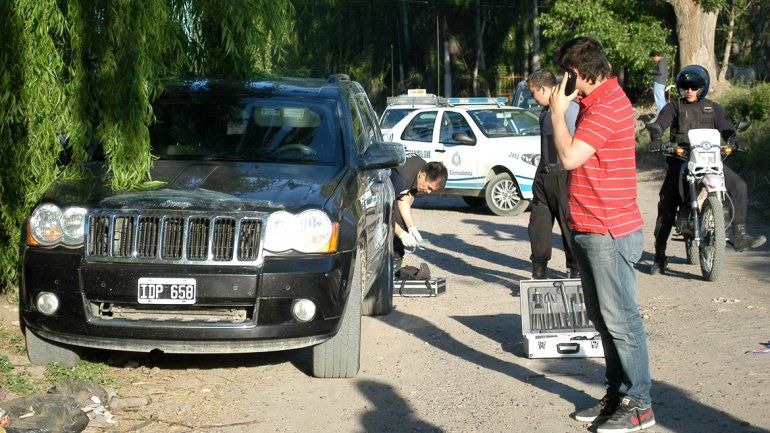 La banda de delincuentes huyó en un vehículo que pertenecía a las víctimas. Luego