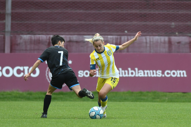Una futbolista denunció que la despidieron del club por besar a una compañera
