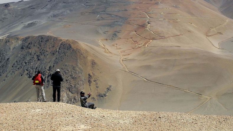 Mientras el SMVM apenas llega a $322.200, un minero calificado multiplica por 7 u 8 ese piso legal. | LMCipolletti.com Mientras el SMVM apenas llega a $322.200, un minero calificado multiplica por 7 u 8 ese piso legal.