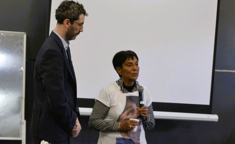 La mamá de Jorge Gatica -en el centro- pidió que los cuatro policías acusados sean declarados culpables.