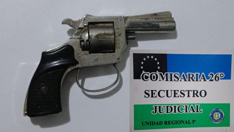 El revolver calibre 22 fue entregado en la Comisaría de Fernández Oro por el propio acusado. 