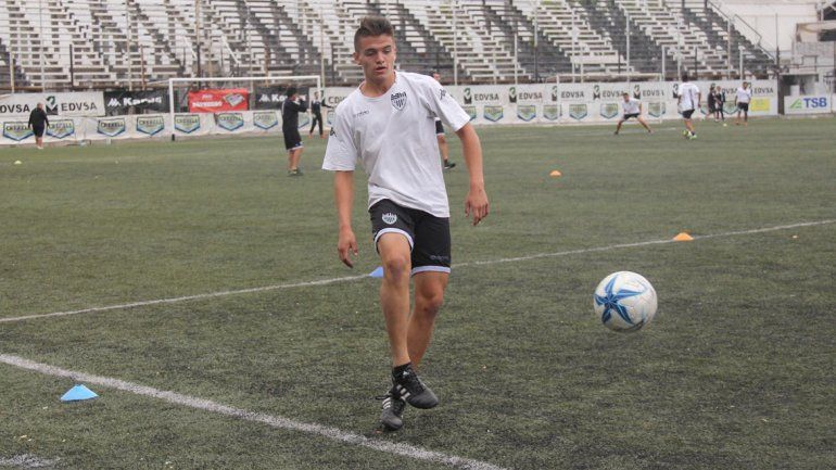 Julio Sánchez por ahora entrena y espera tener su chance en primera.&nbsp;