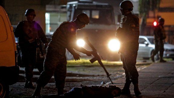 Investigan casos de torturas y detenidos crucificados