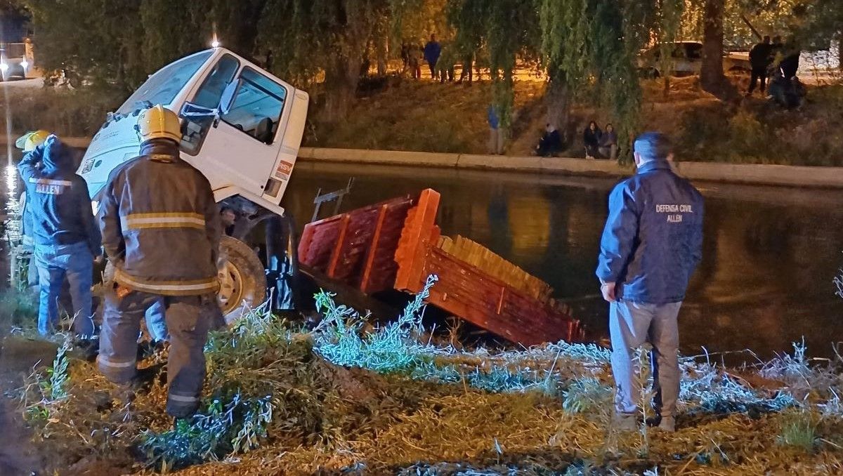 Hubo que desplegar un intenso operativo, con personal de distintas instituciones y tres máquinas viales, para retirar el camión.&nbsp;