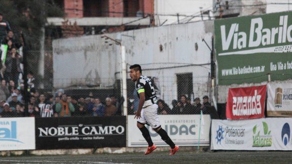 El grito de gol de Mellado en la definición por penales frente a Juventud Unida, en octavos del Federal A.