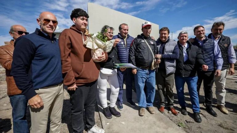 El gobernador Alberto Weretilneck entregó las viviendas en Luis Beltrán.