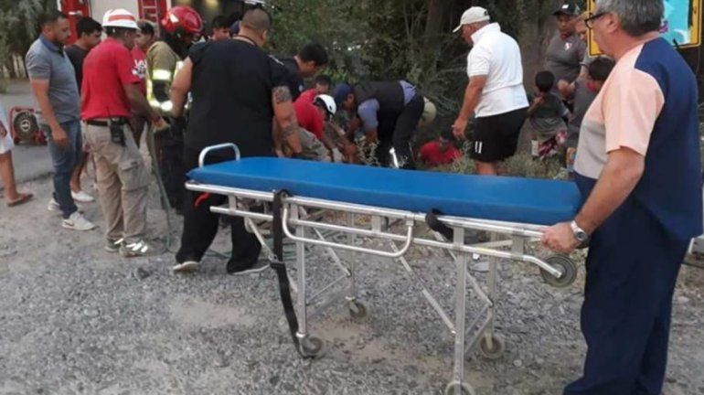 Un motociclista está grave tras chocar contra un poste y caer a un canal