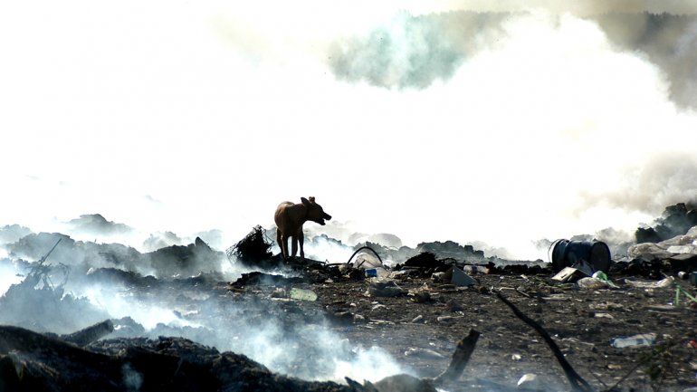El humo del basural volvió a cubrir el cielo de Cipolletti y se enciende la alarma en el hospital.