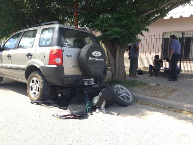 Escapaba de un control de tránsito y lo chocó un auto que se dio a la fuga