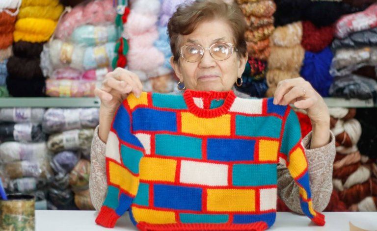 El pulovercito multicolor que seduce a muchos, pero no se vende