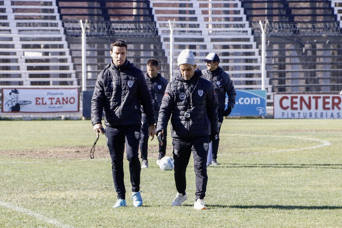Gustavo Noto y su cuerpo técnico preparan el viaje a Bahía Blanca, que será en las últimas horas del viernes.&nbsp; Fotos: Anahí Cárdena
