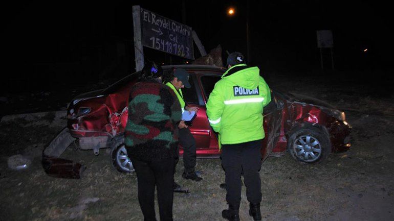 Una mujer ebria intentó fugarse del control, arrastró a una policía y terminó chocando