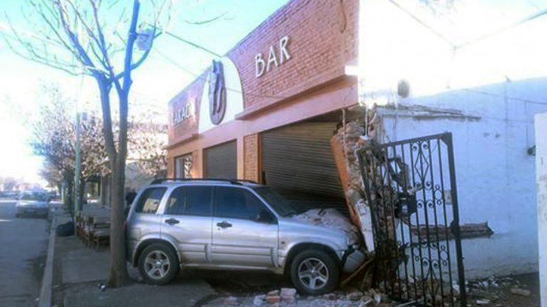 Perdió el control de su camioneta y terminó contra un bar en pleno centro de Cipolletti