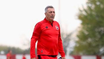 Otra vez enojado: el fuerte mensaje del entrenador de Newells contra sus jugadores tras ser eliminado por Acassuso | LMCipolletti.com Otra vez enojado: el fuerte mensaje del entrenador de Newells contra sus jugadores tras ser eliminado por Acassuso