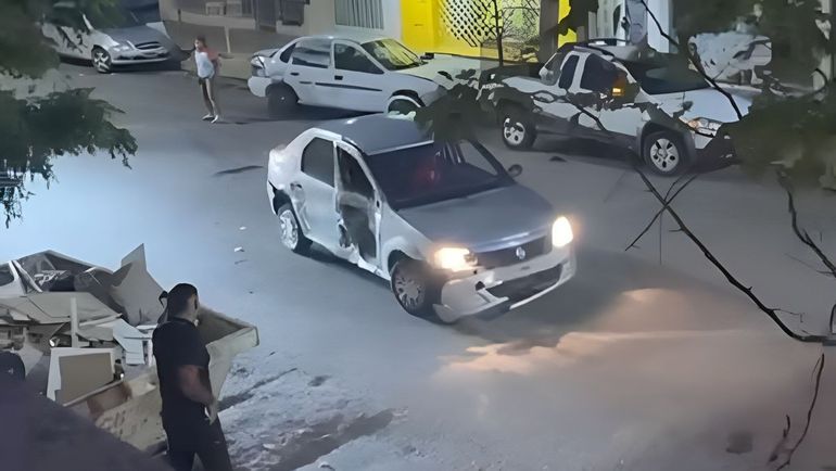 El Logan gris que causó el triple choque. Su conductor se fue del lugar