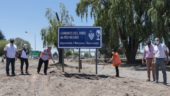 Instalaron en la ciudad el primer cartel de los Caminos del Vino