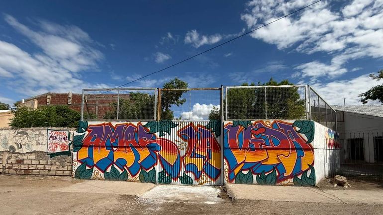 La frase Amar la Vida que pintó Sider, famoso artista urbano, y emocionó a todo un barrio, el del Jardín 9.