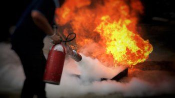 se lesiono al intentar apagar un incendio y recibira $300 mil