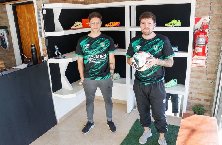 Marcos y Joaquín, en el flamante local de la calle Irigoyen. Foto Anahí Cárdena. Marcos y Joaquín, en el flamante local de la calle Irigoyen. Foto Anahí Cárdena.