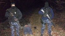 De película. La policía arrestó a los dos hampones a la orilla del río Negro.