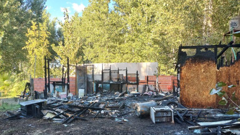 Se fueron a la iglesia y un incendio destruyó su casa: quedaron con lo puesto