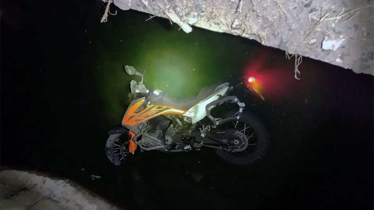 El vehículo había sido robado en Neuquén y apareció en un desagüe cercano a la rotonda de la Ruta 151.&nbsp;