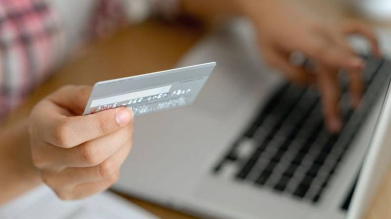 Usaban identidades falsas para hacer compras y alojarse en hoteles: deberán pagar una multa millonaria