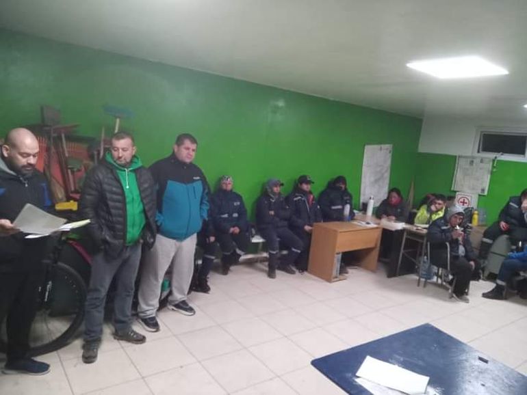 Las reuniones de los gremialistas con los empleados de la comuna permitieron constatar las expectativas y el ánimo tenso que prevalece en el personal en la actualidad.