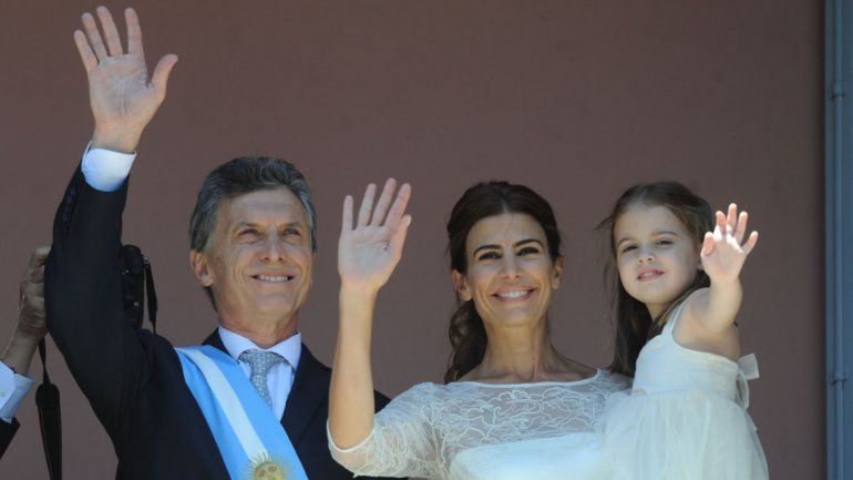 Mauricio Macri junto a su esposa y pequeña hija en el balcón de la Casa Rosada.