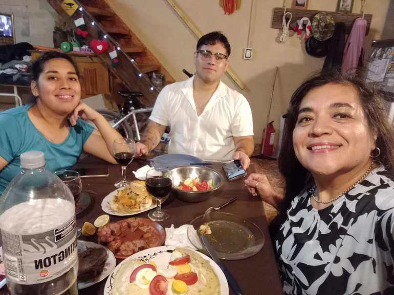 Con sus dos amores, sus hijos Lourdes y Enzo.