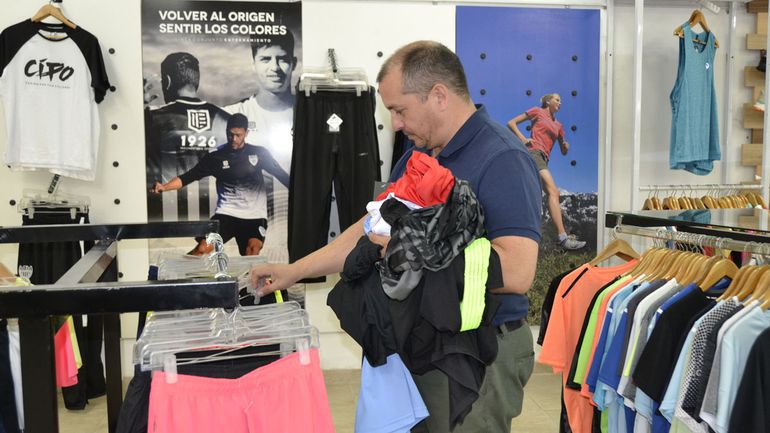 Los vecinos se llevan prendas de calidad en cantidad... Los vecinos se llevan prendas de calidad en cantidad...