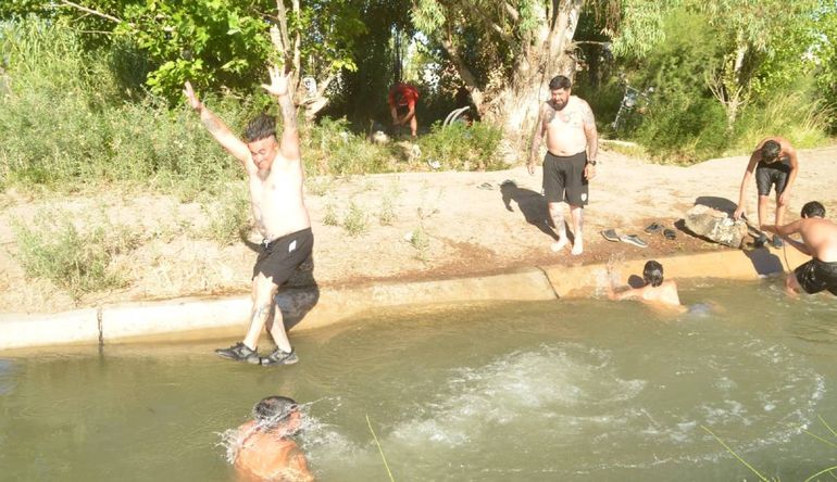 La gente se refrescó como pudo y buscó un respiro en medio de tanto calor.