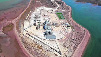 La planta de Alpat que produce carbonato de sodio está ubicada en el acceso a la bahía de San Antonio. Allí encontraron el cuerpo del turista desaparecido.&nbsp;