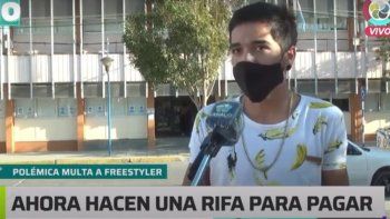 estaba de espectador en una batalla de rap y le hicieron una multa