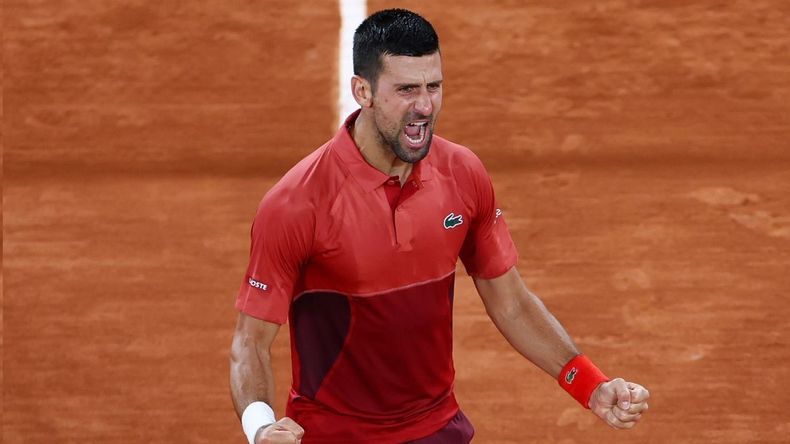 Djokovic festejó después de una tarde noche fantástica en París. 