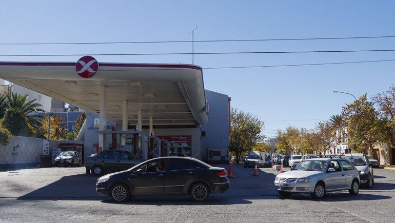 Afirman que la escasez de nafta continuará si siguen los piquetes