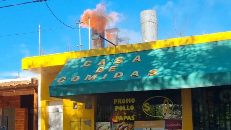 Quisieron cocinar más pollos y se les incendió la rotisería
