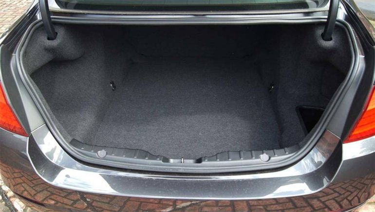 Le robaron 300 mil pesos del baúl del auto