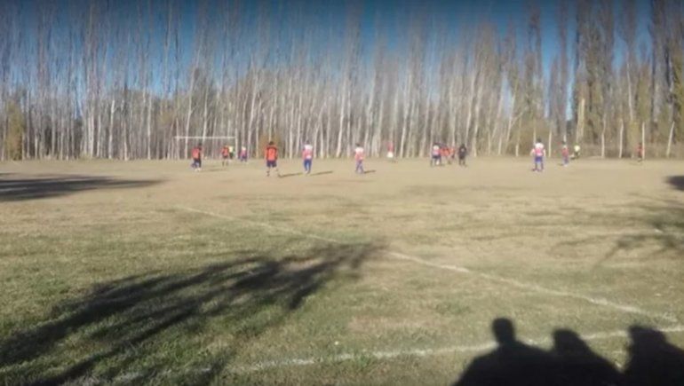 Conmoción en J.J. Gómez: de desmayó y murió en medio de la cancha 