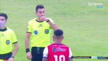 escandalo en el ascenso: ¡le sacaron dos amarillas y siguio jugando!